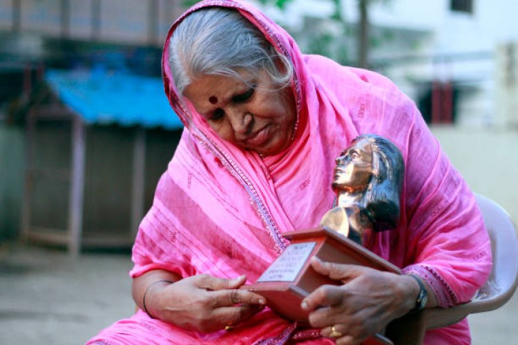 अनाथ बच्चों की मां पद्मश्री सिंधुताई को पुणे में राजकीय सम्मान के साथ दी गई अंतिम विदाई