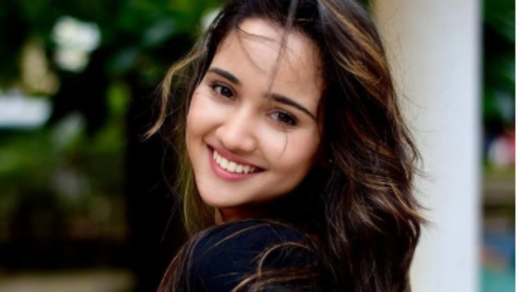 आशी सिंह : उभरती हुई युवा अभिनेत्री आशी को मिला इंडियन टेलीविजन अकेडमी अवॉर्ड