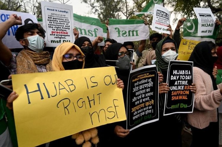 Hijab controversy: कर्नाटक हाई कोर्ट का अहम फैसला “इस्लाम में हिजाब अनिवार्य नहीं, स्कूल में नहीं चलेगा हिजाब”