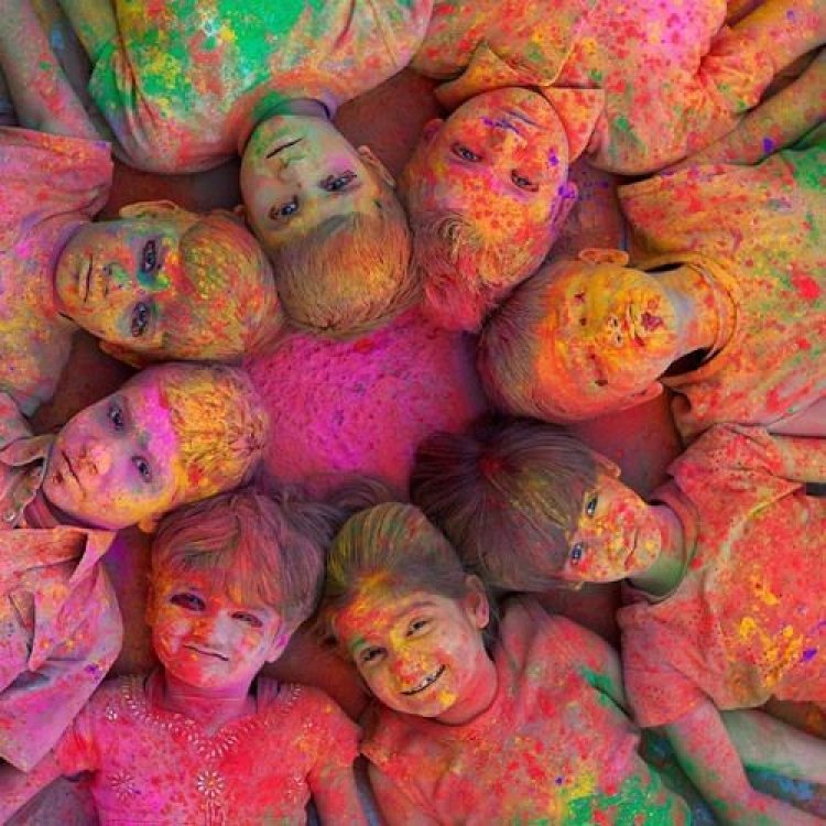 Holi With Organic Colours: प्राकृतिक रंगों से खेलना चाहते हैं होली तो अपने घर पर इन तरीकों से बनाएं होली के रंग