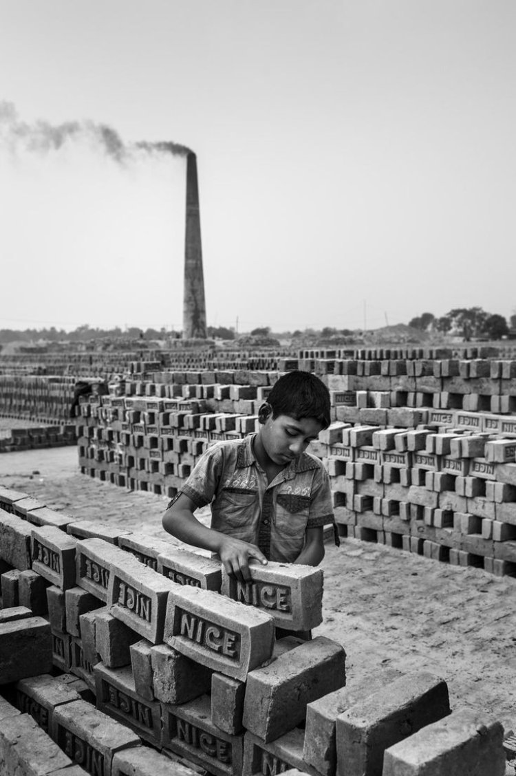 भारत में मौजूद ईंट भट्टा मालिको के यहां कैद हैं सैंकड़ों बंधुआ मजदूर, जानिए इनके बंधुआ मजदूर बनने की कहानी