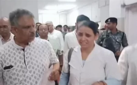 Rajasthan News: चिकित्सा मंत्री गजेंद्र सिंह खींवसर के पैर पकड़ रोने लगी महिला नर्सिंगकर्मी, बोली- 'सर मेरा ट्रांसफर कर दीजिए'
