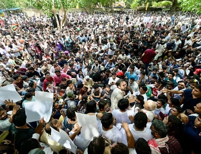 दिल्ली में 'कॉकरोच जनता पार्टी' का भव्य प्रदर्शन: अभिजीत दिपके के नेतृत्व में उमड़ा युवाओं का सैलाब, रखीं 5 बड़ी मांगें
