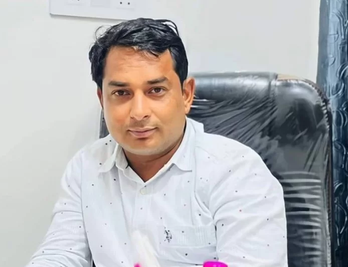 'पहले दंडवत प्रणाम, फिर झोली फैलाकर मांगी भीख': किसानों के लिए DAP खाद की मांग को लेकर नरेश मीणा का अनोखा प्रदर्शन