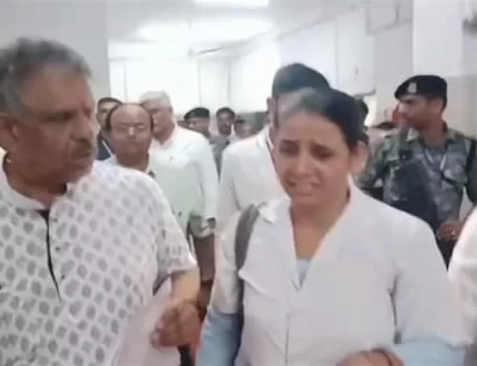 Rajasthan News: चिकित्सा मंत्री गजेंद्र सिंह खींवसर के पैर पकड़ रोने लगी महिला नर्सिंगकर्मी, बोली- 'सर मेरा ट्रांसफर कर दीजिए'