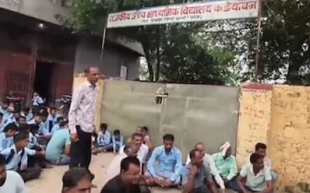 Rajasthan News: शिक्षकों की भारी कमी से भड़के ग्रामीणों ने स्कूल में जड़ा ताला, प्रशासन में मचा हड़कंप, मिनटों में पूरी हुई महीनों पुरानी मांग