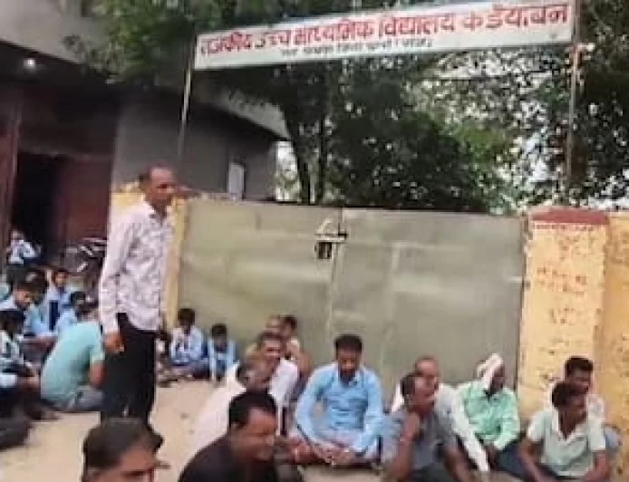 Rajasthan News: शिक्षकों की भारी कमी से भड़के ग्रामीणों ने स्कूल में जड़ा ताला, प्रशासन में मचा हड़कंप, मिनटों में पूरी हुई महीनों पुरानी मांग