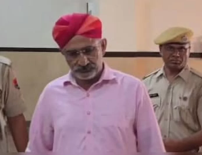 Rajasthan News: मुख्य आरोपी पदम सिंह समेत 3 शिक्षक सस्पेंड, केंद्र अधीक्षक पर फैसला लंबित