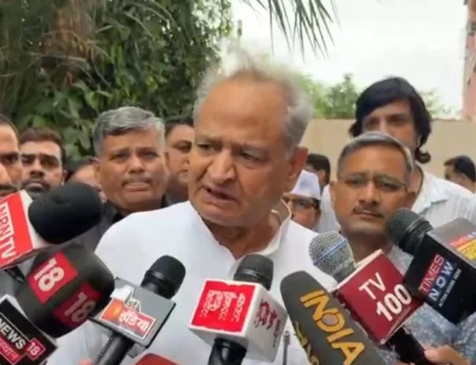 Rajasthan News:"लोकतंत्र खत्म कर 50 साल राज करना चाहती है BJP": अशोक गहलोत का तीखा हमला, दिया 'NDA हटाओ, लोकतंत्र बचाओ' का नारा