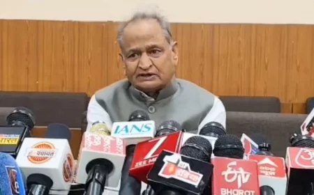 Rajasthan News: जोधपुर पहुंचे पूर्व सीएम अशोक गहलोत, रेलवे स्टेशन पर उमड़ा कार्यकर्ताओं का हुजूम; निकाय चुनावों से पहले भजनलाल सरकार पर साधा तीखा निशाना