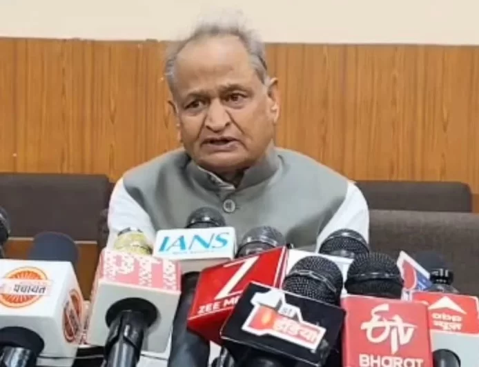 Rajasthan News: जोधपुर पहुंचे पूर्व सीएम अशोक गहलोत, रेलवे स्टेशन पर उमड़ा कार्यकर्ताओं का हुजूम; निकाय चुनावों से पहले भजनलाल सरकार पर साधा तीखा निशाना