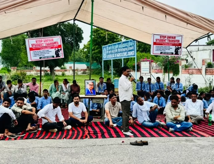 Rajasthan News: छात्रनेता रामस्वरूप ओला के नेतृत्व में दूसरे दिन भी धरना जारी, 3 छात्रों के ट्रांसफर रद्द करने की मांग