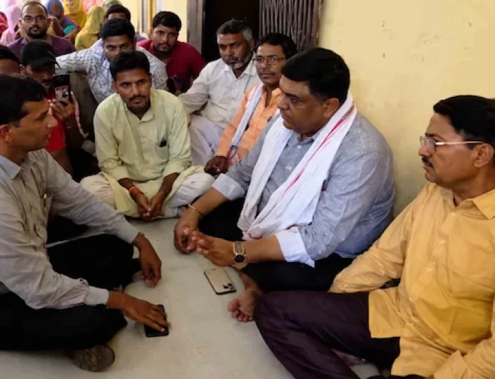 राजस्थान: अपनी ही सरकार के अधिकारियों के खिलाफ धरने पर बैठे वन मंत्री संजय शर्मा
