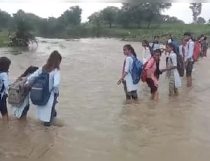 बारां में शिक्षा के लिए जान की बाजी: उफान मारती बेथली नदी का नाला पार कर स्कूल जाने को मजबूर मासूम बच्चे