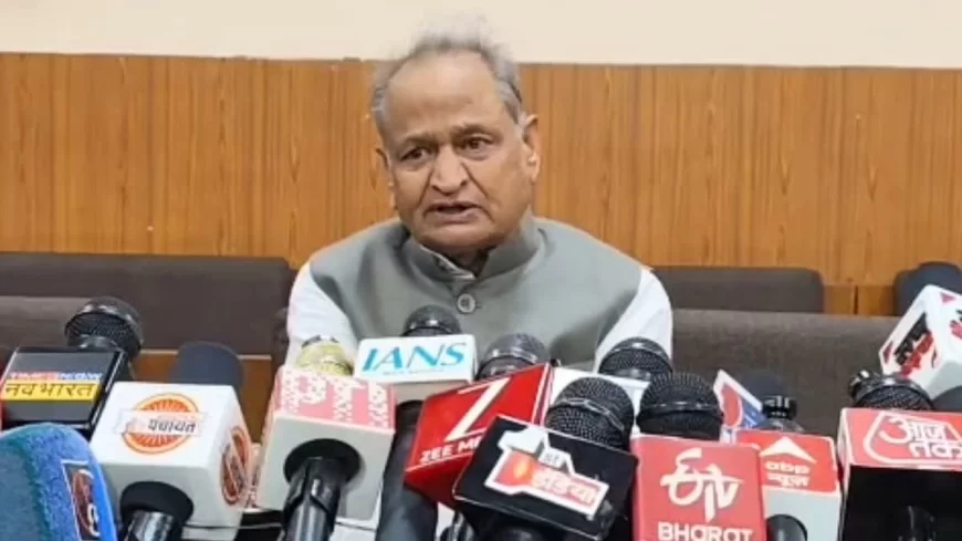 Rajasthan News: जोधपुर पहुंचे पूर्व सीएम अशोक गहलोत, रेलवे स्टेशन पर उमड़ा कार्यकर्ताओं का हुजूम; निकाय चुनावों से पहले भजनलाल सरकार पर साधा तीखा निशाना