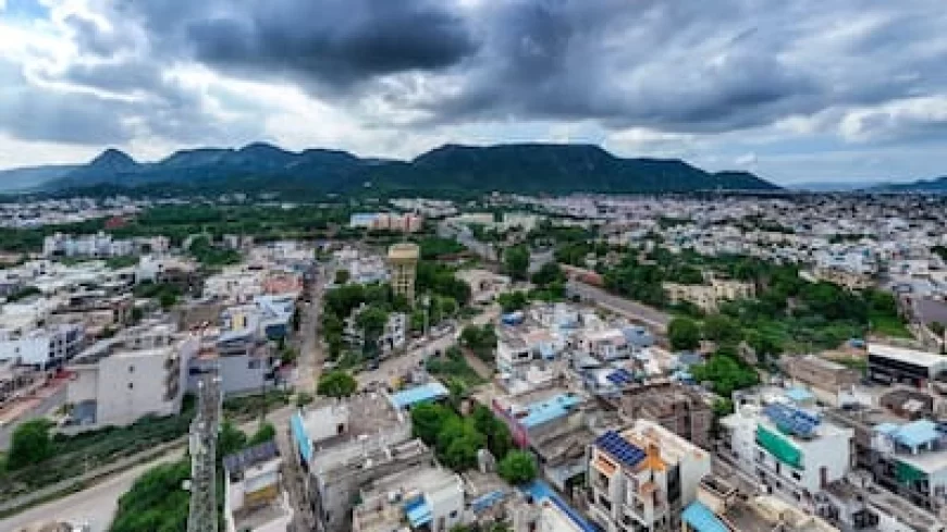 Rajasthan News: राजस्थान के 25 जिलों में बारिश का अलर्ट, मूसलाधार बरसात से जलसैलाब; स्कूल में फंसे 80 बच्चों का रेस्क्यू