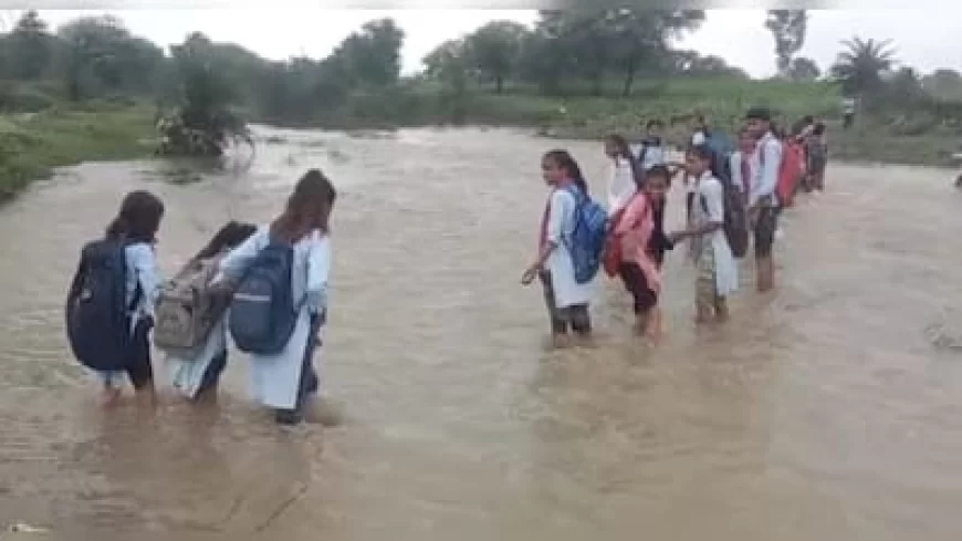 बारां में शिक्षा के लिए जान की बाजी: उफान मारती बेथली नदी का नाला पार कर स्कूल जाने को मजबूर मासूम बच्चे