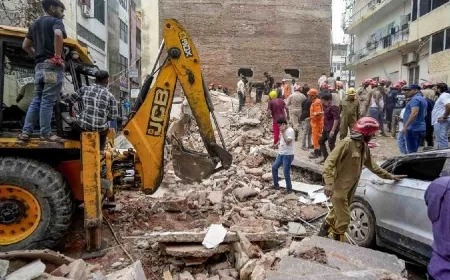 सत्य निकेतन में 5 मंजिला पीजी इमारत भरभराकर ढही; कई छात्रों की मौत, कई अब भी मलबे में दबे