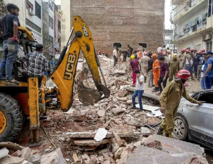 सत्य निकेतन में 5 मंजिला पीजी इमारत भरभराकर ढही; कई छात्रों की मौत, कई अब भी मलबे में दबे